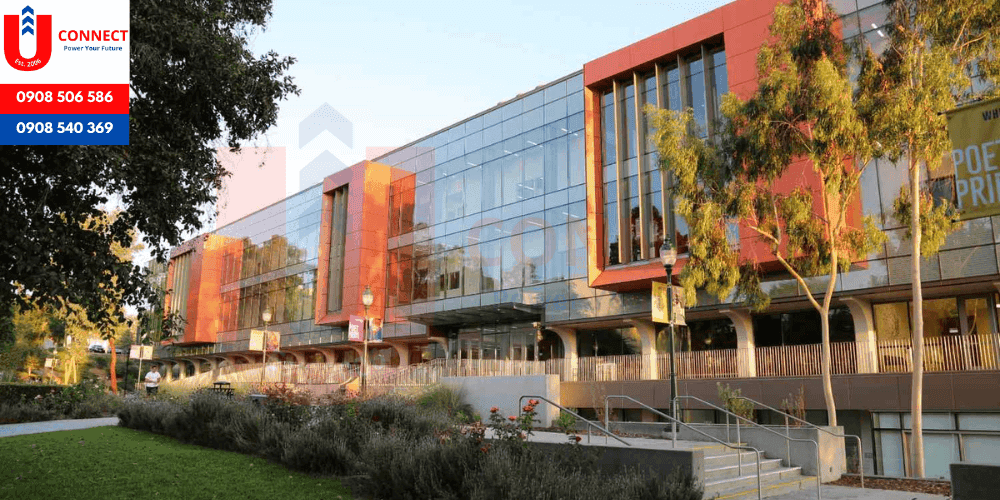 Đại học Whittier, bang California, Mỹ.